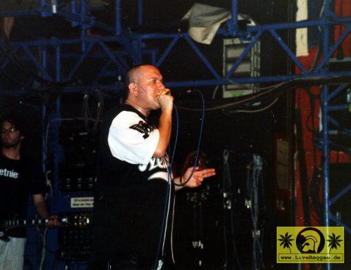 King Django (USA) vs. Dr. Ring Ding with The Scrucialists - Transatlantic Dancehall Clash- Kassablanca, Jena 12. Juni 2003 (8).jpg